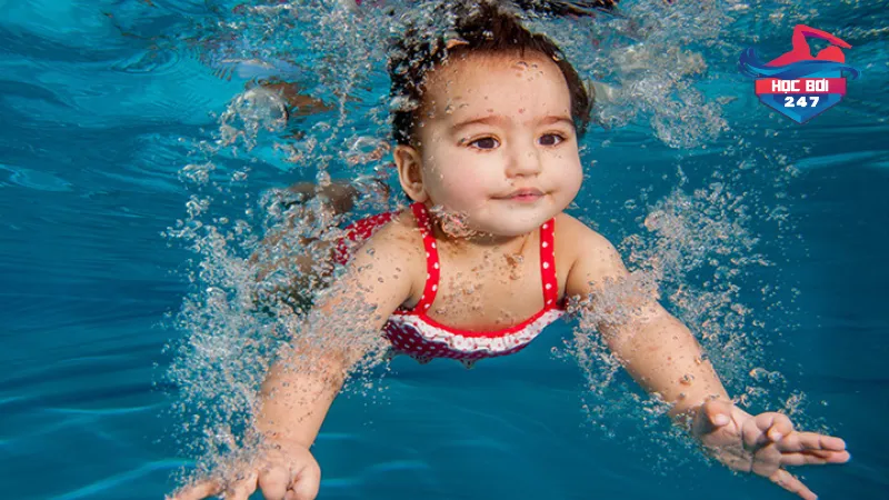 Các bài tập bơi cho trẻ sơ sinh cơ bản